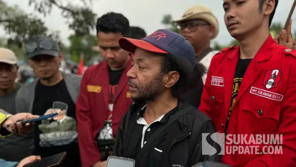 Rozak Daud, Ketua DPC SPI Kabupaten Sukabumi saat diwawancarai (Sumber: SU/Turangga Anom)