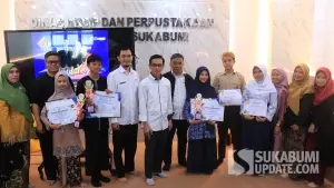 Diarpus Kabupaten Sukabumi menyerahkan hadiah kepada para pemenang lomba literasi Kabupaten Sukabumi (Sumber: Dok Diarpus)