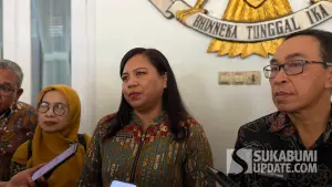 Sekda Kabupaten Sukabumi Ade Suryaman dan Kepala Subdirektorat Pengawasan Orang Asing dan Lembaga Asing Kemendagri RI, Katarina Rambu Babang, di Pendopo | Foto : Turangga Anom