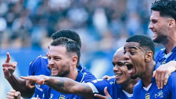 Para pemain Persib Bandung melakukan selebrasi ke arah Bobotoh saat berhasil mengalahkan Semen Padang di laga pembuka Super League 2025. (Sumber: Instagram/@marcklok)