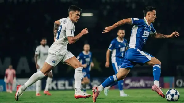 Aksi Eliano Reijnders saat menghadapi Lion City Sailors di pekan perdana ACL Two di Stadion GBLA (Sumber: Instagram/@eliano.r)