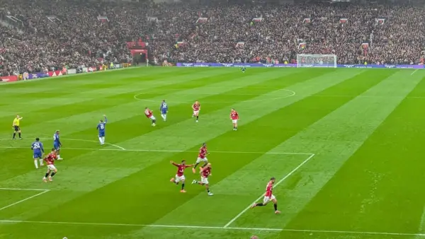 Para pemain Manchester United merayakan gol Bruno Fernandes ke gawang Chelsea di Old Trafford pekan lalu. (Sumber: instagram/@manchesterunited)