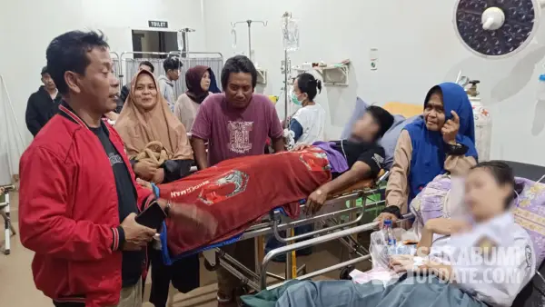 Anggota DPRD Kabupaten Sukabumi, Junajah Jajah Nurdiansyah, saat menjenguk pelajar diduga keracunan makan bergizi gratis | Foto : Ilyas Supendi