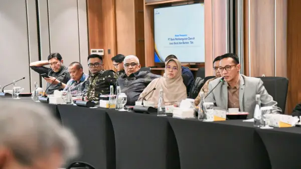 Pansus VIII DPRD Jabar bersama Kementerian Dalam Negeri (Kemendagri) bahasa Tata Kelola BUMD | Foto : Humas DPRD Jabar