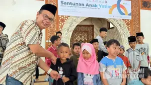 Pemberian santunan berupa alat belajar oleh PT PLN Indonesia Power kepada 100 yatim di Palabuhanratu, Sukabumi, Jumat (26/9/2025). (Sumber: Dok PLN)