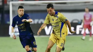 Thom Haye dibayang-bayangi oleh Alexsa saat menguasai bola lini tengah stadion I Wayan Dipta, Bali. (Sumber: Instagram/@persib)