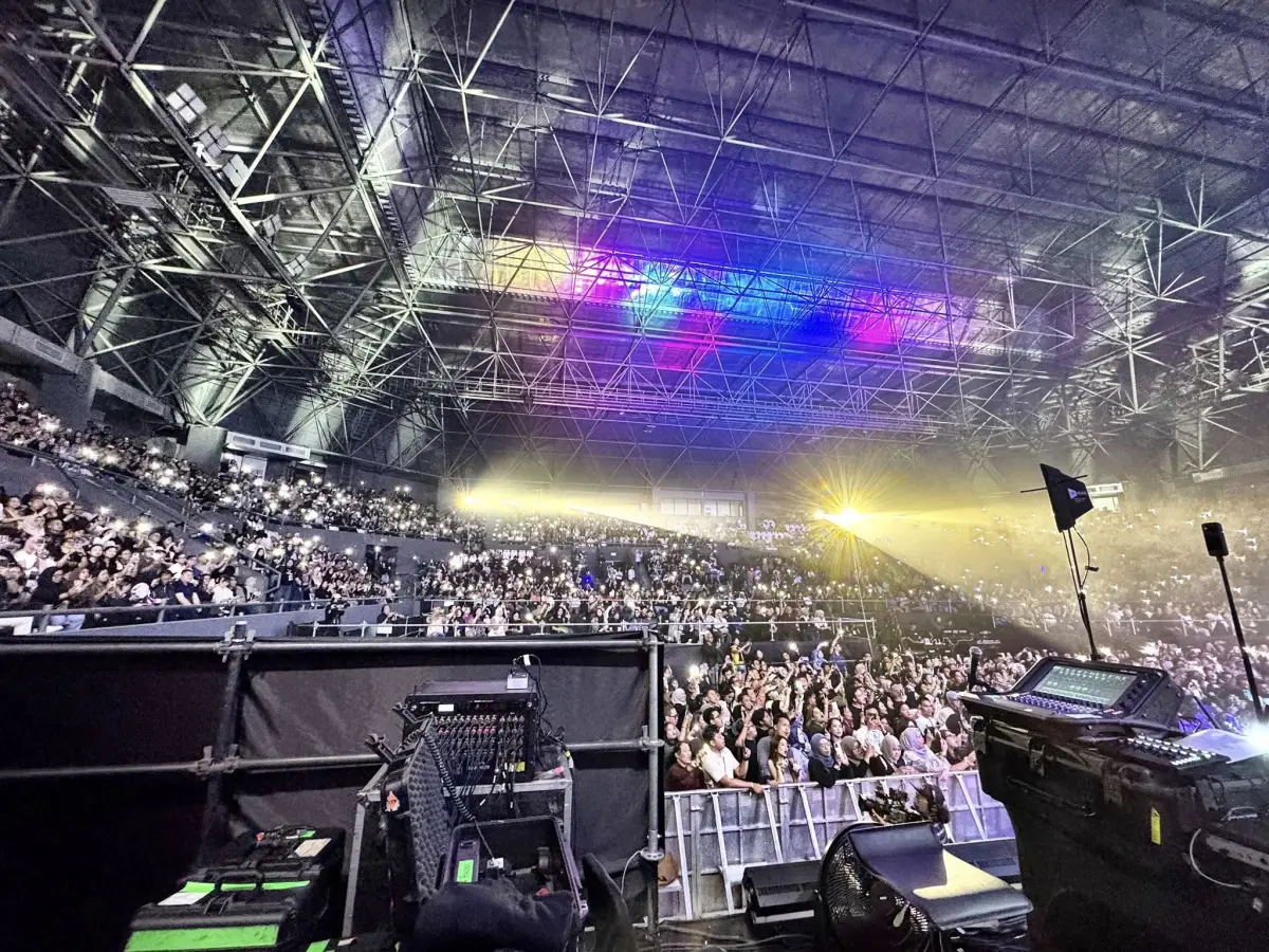 Malam yang penuh balada cinta dan euforia nostalgia tercipta di Tennis Indoor Senayan, Jakarta, pada tanggal 26 September.