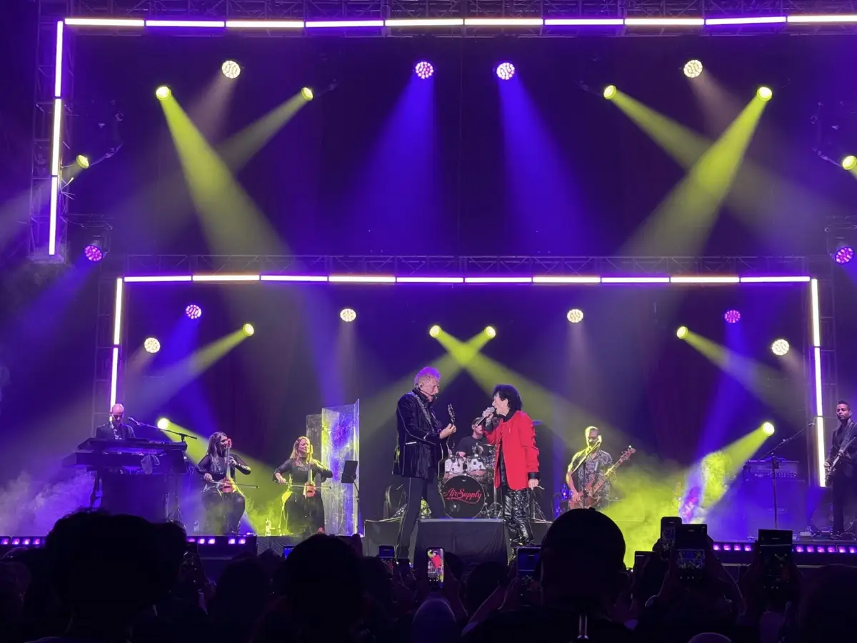Keistimewaan malam itu semakin lengkap dengan kehadiran ikon musik pop Indonesia, KLakustik (format akustik dari KLa Project)