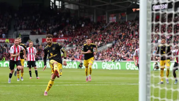 Bruno Fernandes gagal memaksimalkan tendangan penalti setelah berhasil digagalkan oleh kiper Brentford,Kelleher (Sumber: Web/manutd.com)