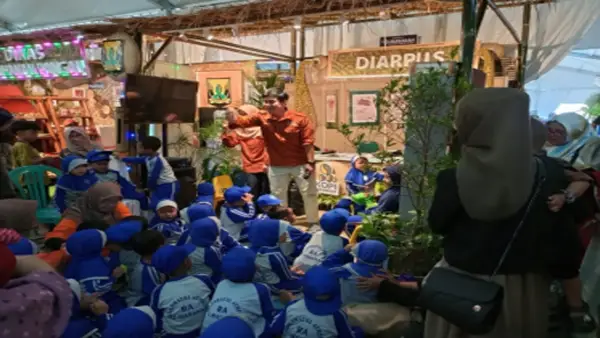 Stand Dinas Arsip dan Perpustakaan Kabupaten Sukabumi yang Dihadiri Anak-anak, Kenalkan Kopi dan Sejarahnya. (Sumber : Dok Diarpus).
