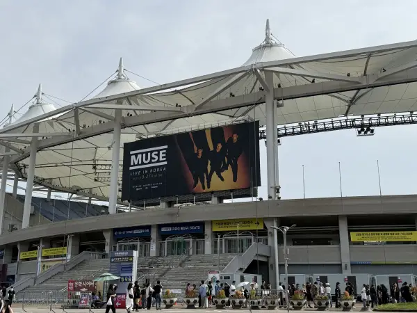 Konser akbar Muse di Munhak Stadium, Incheon pada 27 September 2025, bukan hanya penutup manis dari rangkaian Tur Asia Will of the People (Sumber:x
namu/@kinnamuse)