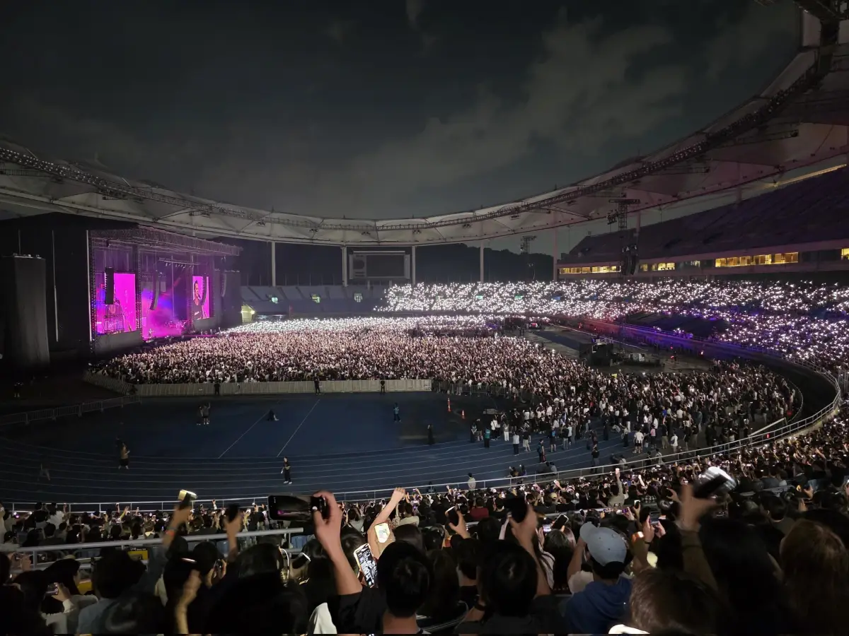Fans Korea, yang telah menanti selama satu dekade, mengubah setiap lagu menjadi pujian dan sing-along yang tiada henti, menjadikan malam itu 