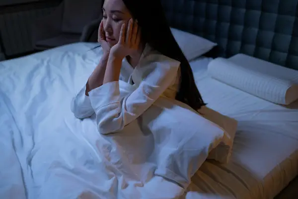 Ilustrasi efek buruk kurang tidur bagi kesehatan kulit wajah (Sumber: pexels.com/@cottonbrostudio)