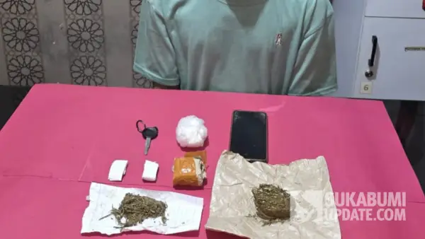 Seorang pengedar Ganja inisial ESP asal Warudoyong, Kota Sukabumi saat diperiksa Polisi. (Sumber: Dok Polisi)