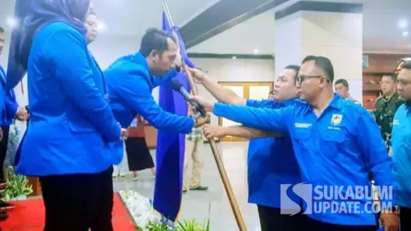 Penyerahan bendera KNPI secara simbolis dalam Musda KNPI Jabar di Palabuhanratu Sukabumi. (Sumber: SU/Ilyas Supendi)