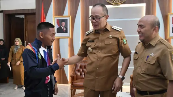 Wali Kota Sukabumi Ayep Zaki saat melepas atlet Tinju ke Popda Jabar | Foto : Dokpim