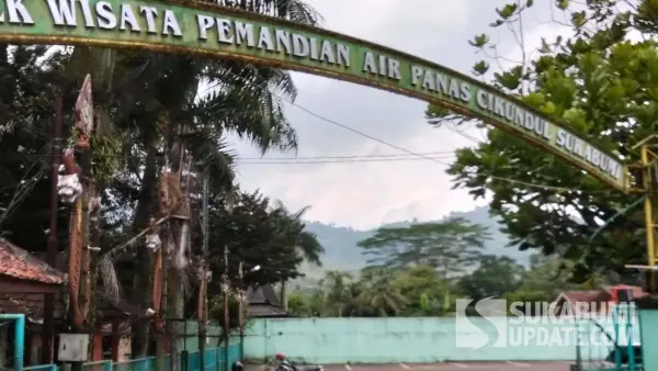 Pintu masuk ke kawasan wisata pemandian air panas Cikundul, Kota Sukabumi | Foto : Turangga Anom