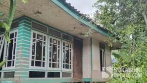 Rumah tidak layak yang ditinggal adik kakak tuna rungu di Nyalindung Kabupaten Sukabumi | Foto : Ragil G