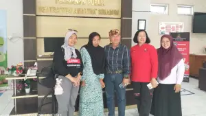 Otih (kedua dari kiri), orang dengan gangguan jiwa (ODGJ) asal Desa Darmareja, Nagrak, Kabupaten Sukabumi saat jalani rehabilitas | Foto : Dok. Warga