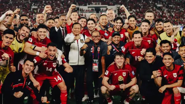 Skuad garuda dan Presiden Indonesia, Prabowo Subianto merayakan kemenangan Timnas Indonesia di SUGBK (Sumber: Instagram/@emil_audero)