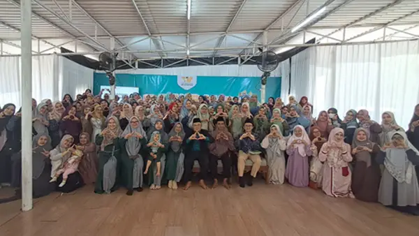 Para wali santri dan Pimpinan Pondok Pesantren Al Umanaa berfoto bersama usai kegiatan. Sabtu (27/9/2025). (Sumber: Al Umanaa)