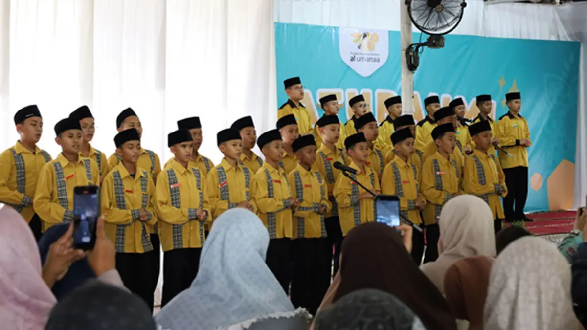 Para Santri Al Umanaa saat pertunjukan dalam kegiatan silaturahmi wali santri.