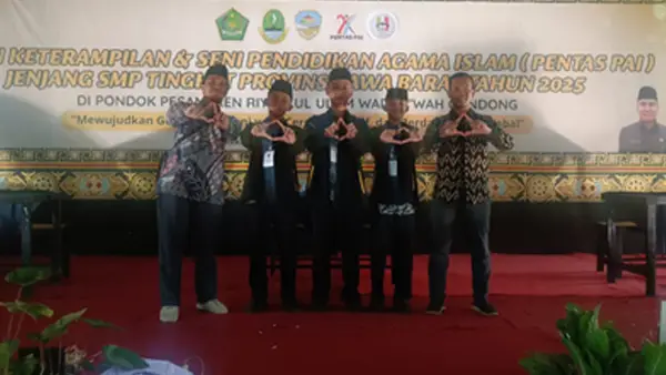 Tiga santri Al Umanaa yang juara 1 Lomba Cerdas Cermat PAI Jawa Barat. (Sumber: Al Umanaa)
