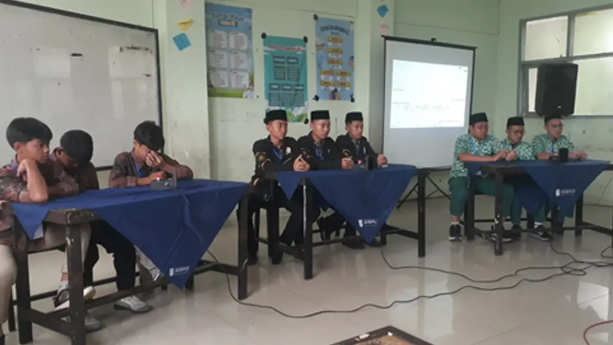 Tiga santri Al Umanaa saat mengikuti lomba cerdas cermat.