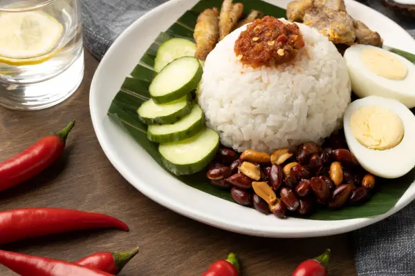 Ilustrasi Nasi Timbel Komplit Ala Sunda, lengkap dengan lauk, sambal, dan lalaban (Sumber : Freepik)