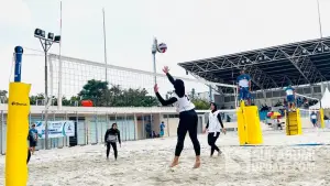 Dua Atlet voli pasir MAN 3 saat bertanding di ajang POPDA Jabar tahun 2025 (Sumber: SU/Ragil Gilang)