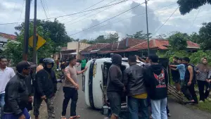 Evakuasi pick up terguling usai tabrakan dengan motor di pertigaan Tamanjaya, Ciemas, Kabupaten Sukabumi | Foto : Dok. Polsek Ciemas