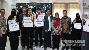 Diarpus Kabupaten Sukabumi saat memberikan penghargaan kepada para peserta lomba Literasi 2025. (Sumber: Dok Diarpus)