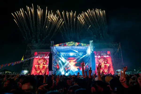 Gemerlap Oktober 2025 di Jakarta dengan konser epik Foo Fighters, The Smashing Pumpkins, Mariah Carey, dan PLAVE dari pyrotechnics rock hingga hologram K-pop! Jangan lewatkan jadwal konser internasional ini.(Sumber: x)