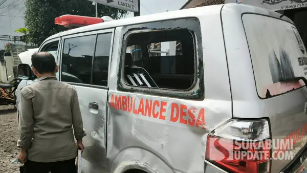 Ambulans Desa Sukajaya, Kecamatan Cisaat yang terlibat kecelakaan di Jalan Cibolang. Rabu (1/10/2025). (Sumber: SU/Turangga Anom)