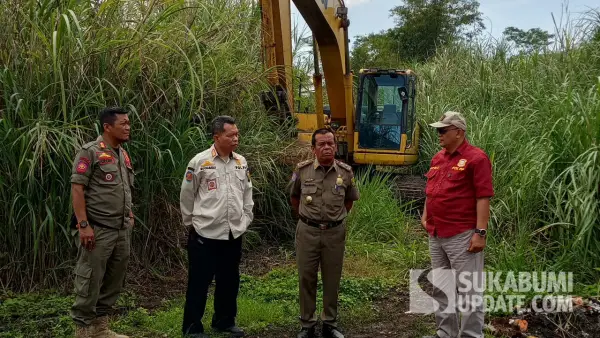 Satpol PP Kabupaten Sukabumi saat meninjau lokasi lahan galian di Gunungguruh, Sukabumi. (Sumber: Dok Satpol PP)