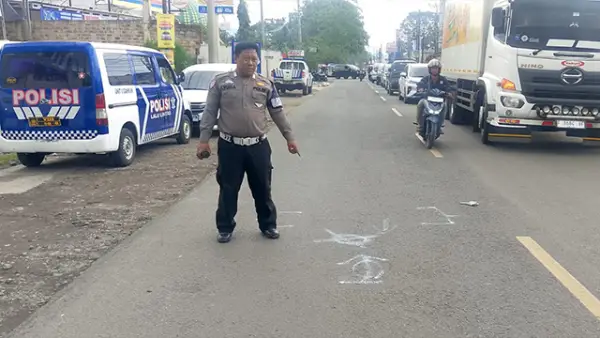 TKP kecelakaan di Cibolang Sukabumi, Pengendara Motor Luka Serius Usai Tabrakan dengan Ambulans. (Sumber : Dok Satlantas Polres Sukabumi).