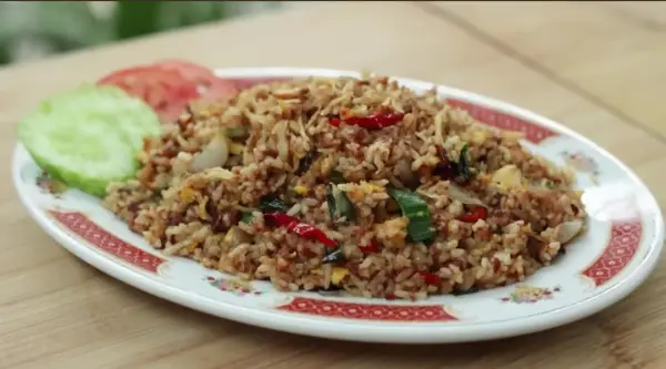 Tamilan Nasi goreng kornet ala chef Devina Hermawan lengkap dengan timun dan tomat (Sumber : Youtube /@devinahermawan)