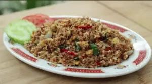 Tamilan Nasi goreng kornet ala chef Devina Hermawan lengkap dengan timun dan tomat (Sumber : Youtube /@devinahermawan)