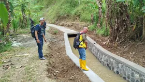 Petugas Dinas Pekerjaan Umum (PU) Kabupaten Sukabumi, saat pengerjaan peningkatan jaringan irigasi yang berlokasi di Cibagong, Desa Parakanlima, Kecamatan Cikembar, Kabupaten Sukabumi. (Sumber : Dok Dinas PU).
