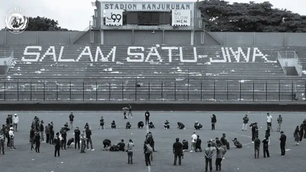 Keluarga korban tragedi kanjuruhan mendatangi Stadion Kanjuruhan untuk melakukan doa bersama (Sumber: X/AremafcOfficial)