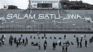 Keluarga korban tragedi kanjuruhan mendatangi Stadion Kanjuruhan untuk melakukan doa bersama (Sumber: X/AremafcOfficial)