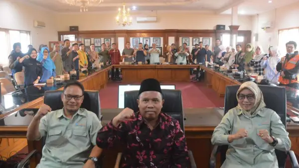 Diskominfo Kota Sukabumi menggelar Rapat Peningkatan Kapasitas bagi Pejabat Pengelola Informasi dan Dokumentasi (PPID) di lingkungan Pemerintah Kota Sukabumi pada Selasa (30/9/2025) | Foto : Dok. Diskominfo