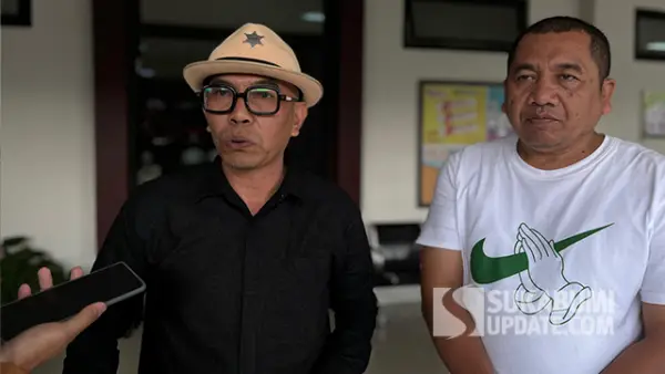 Iing (Pakaian Putih) Paman korban/Dasep Rahman Hakim (Pakaian Hitam), Kuasa Hukum korban saat diwawancarai, Rabu (01/10/2025). (Sumber : SU/Turangga Anom).