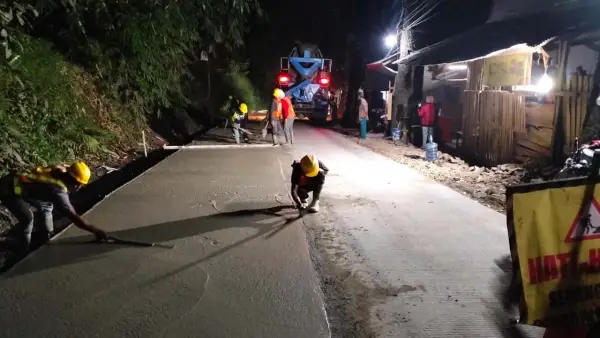 Pekerja Dinas PU Kabupaten Sukabumi saat melakukan beton ruas jalan Nagrak-Cibadak | Foto : UPTD PU Wilayah II