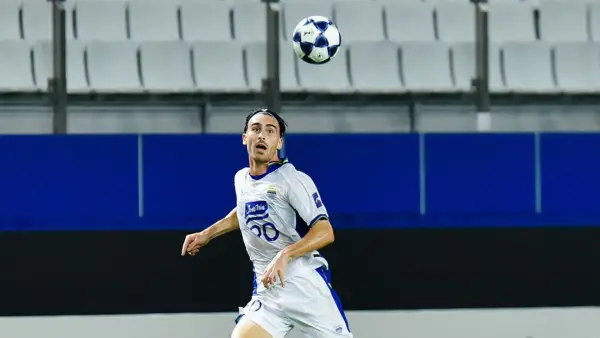 Aksi Andrew Jung saat Persib Bandung menghadapi Bangkok United tadi malam (Sumber: Instagram/@persib)