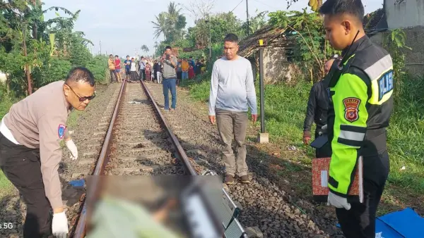 Olah TKP kecelakaan tertabrak KA Pangrango di Cisaat, Kabupaten Sukabumi | Foto : Dok. Polisi