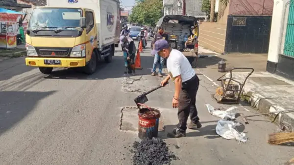 Satgas Anti Jalan Bolong perbaiki ruas jalan di Kota Sukabumi (Sumber: dok DPUTR)