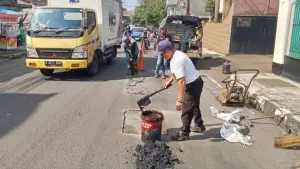 Satgas Anti Jalan Bolong perbaiki ruas jalan di Kota Sukabumi (Sumber: dok DPUTR)