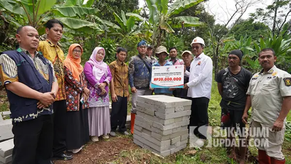 Yayasan Sukabumi Update Peduli kembali salurkan bantuan Rutilahu kepada Misjo, Warga Desa Tenjojaya, Kecamatan Cibadak. (Sumber : Sukabumiupdate.com).