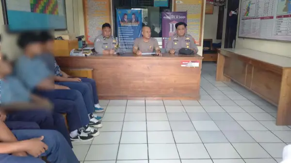 Para pelajar terlibat perkelahian saat penyelesaian masalah di Polsek Surade, Kabupaten Sukabumi | Foto : Dok. Polsek